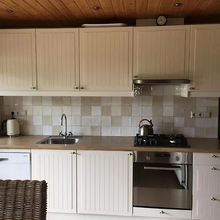Equipped Bungalow, 5 Persons Holiday home *